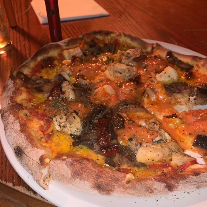 photo of The Four Thieves jackfruit pizza shared by @plantboi on  10 May 2022 - review