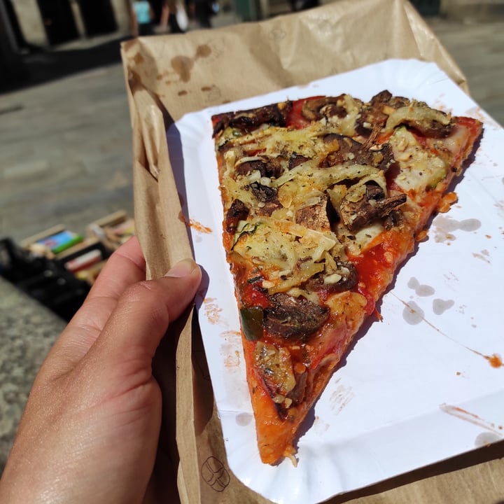 photo of Alice in Wonderpie Pizza de verduras y queso vegano shared by @saruchi on  06 Sep 2021 - review
