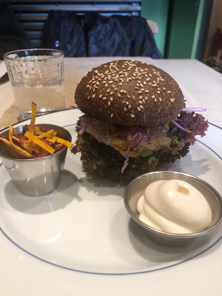 photo of Rawdical Kitchen Curry de garbanzos/Hamburguesa BBQ/Tarta de limón/ Muffin de dátiles shared by @monimassaro on  03 Jul 2019 - review