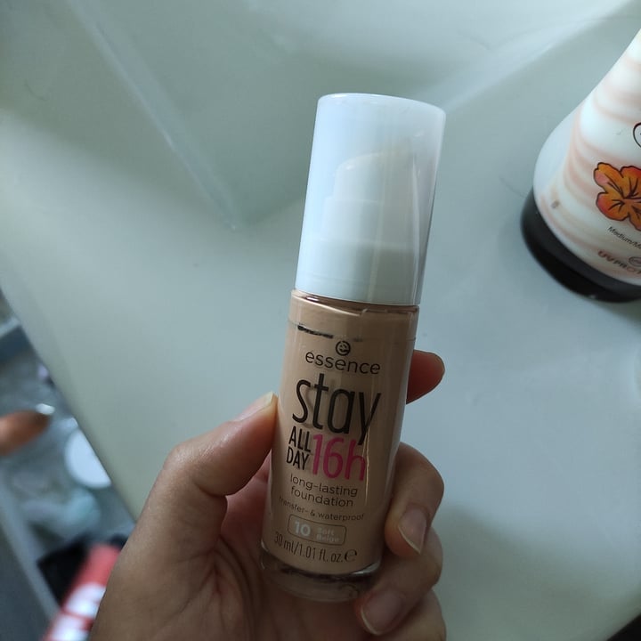 review photo of Essence Stay all day long lasting foundation shared by @cinziapao on 14 Apr 2022 - review