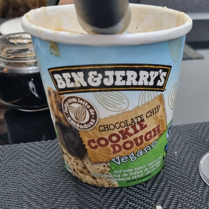 photo of Ben & Jerry's Chocolate Chip Cookie Dough Chunks Snackable Dough shared by @danielvschneider on  22 Jan 2022 - review