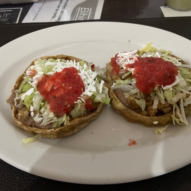 Foto del plato “Sopes con carne de soya”