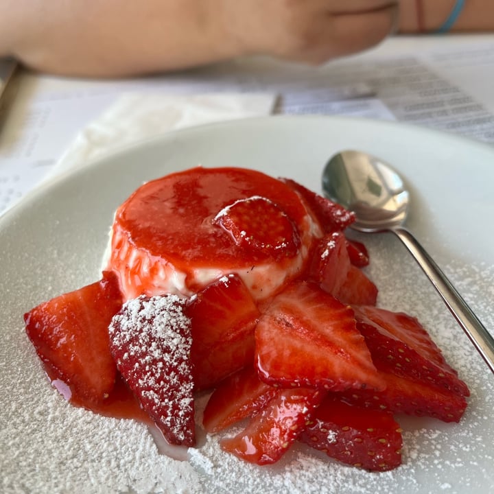 review photo of Pepe Bianco Pannacotta vegan alle fragole shared by @lukketto on 13 Jul 2022 - review