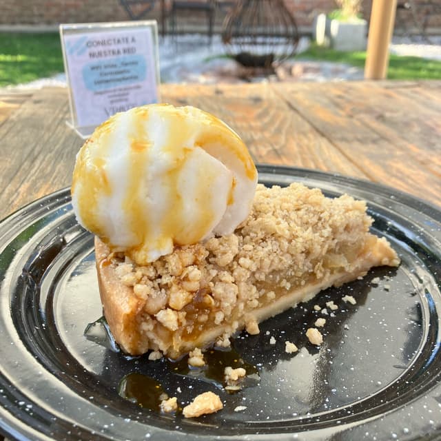 Photo of the dish “crumble de manzana con helado”