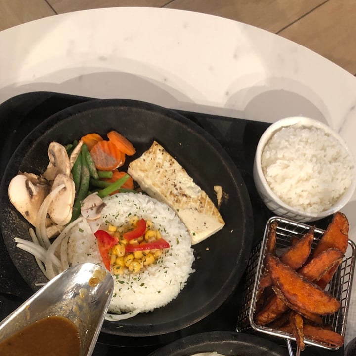 photo of Pepper Lunch Express M-CITY Tofu & Veggie Pepper Rice With Sweet Potato Fries shared by @vegandelish on  24 Apr 2022 - review