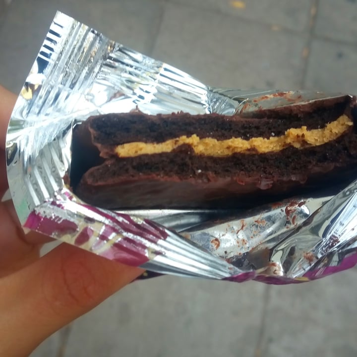 review photo of Un Rincón Vegano Especismo Alfajor Relleno de Pasta de Maní con Baño de Repostería Negro shared by @marrdumbass on 22 Apr 2021 - review