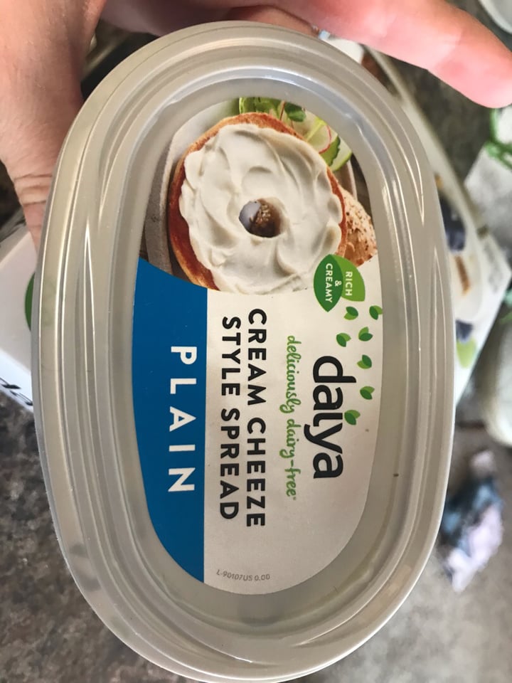 review photo of Daiya Plain Cream Cheeze Style Spread shared by @taylortots on 23 Nov 2018 - review
