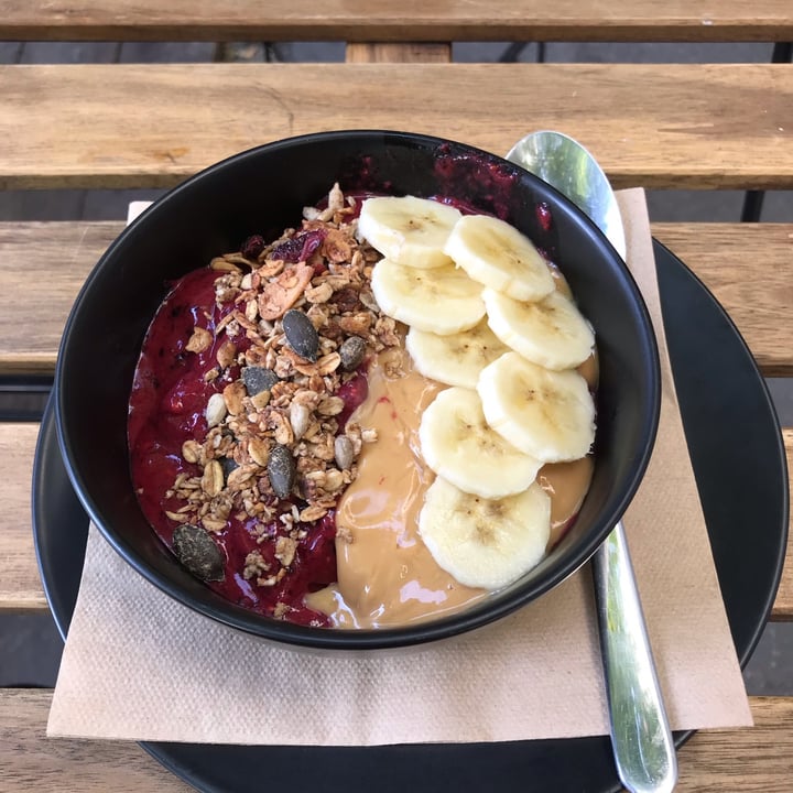 photo of Linka • Eszem - Iszom Smoothie bowl w fresh fruits & peanut butter shared by @bbrunner85 on  19 Oct 2021 - review