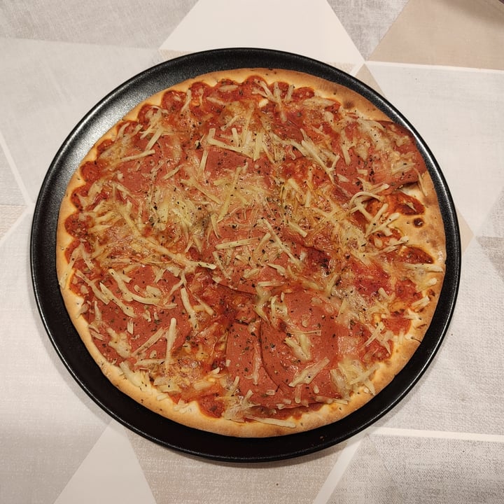 photo of Vemondo Vegan Stonebaked Pizza Salami Style shared by @elenavarrop on  04 Feb 2022 - review