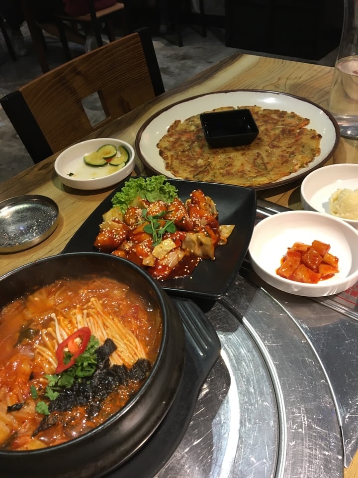 review photo of The Boneless Kitchen Kimchi Jjigae (Spicy and Sour Kimchi Stew) shared by @pw on 06 Feb 2020 - review