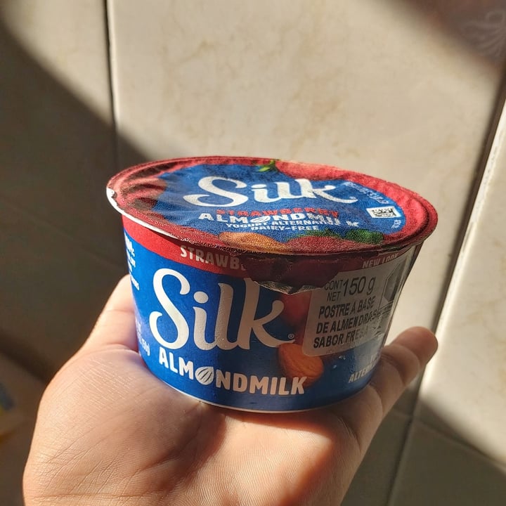 photo of Silk Strawberry Almondmilk Yogurt Alternative shared by @prengreesh on  10 Oct 2021 - review