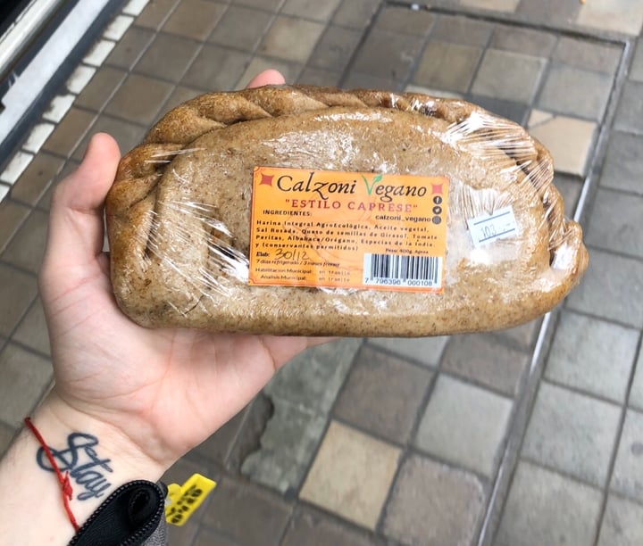 review photo of Calzoni Vegano Estilo capresse shared by @fernandosuarezito on 03 Feb 2020 - review