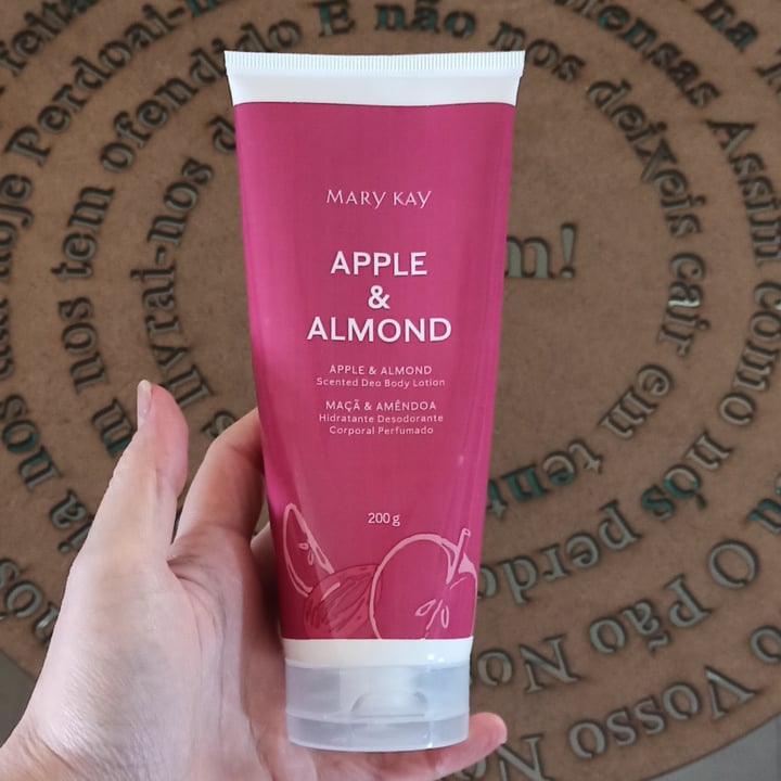 photo of Mary kay Hidratante Desodorante Corporal Perfumado Apple & Almond shared by @elisaboari on  24 Aug 2022 - review