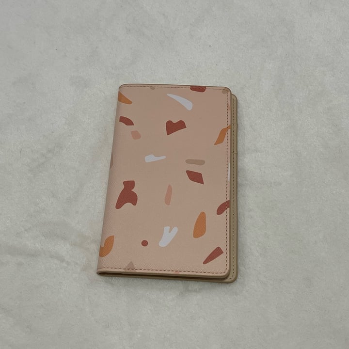 review photo of Glass Ladder & Co Travel Wallet shared by @caariinaa on 21 Apr 2022 - review