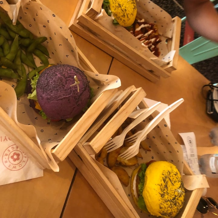 review photo of Flower Burger Cherry Bomb shared by @francesca2001 on 23 Mar 2022 - review