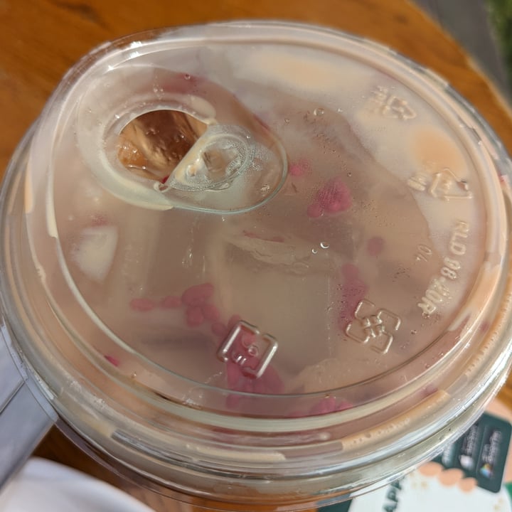 photo of Starbucks Iced Red Velvet Oatmilk Latte shared by @akanksha-r on  06 Dec 2022 - review