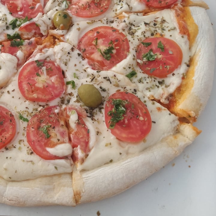 photo of BENICIO RESTAURANTE Pizza de Quesofu a la Napolitana y Ajo shared by @kaaar on  15 Nov 2021 - review