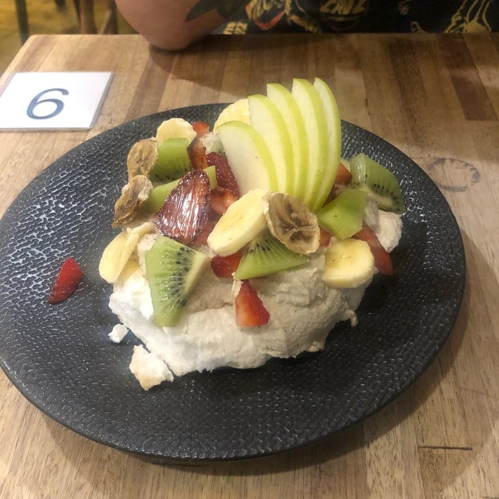 photo of Chimi Deli Cocina Natural Pavlova con textura de frutas shared by @andrearomo666 on  03 Mar 2022 - review
