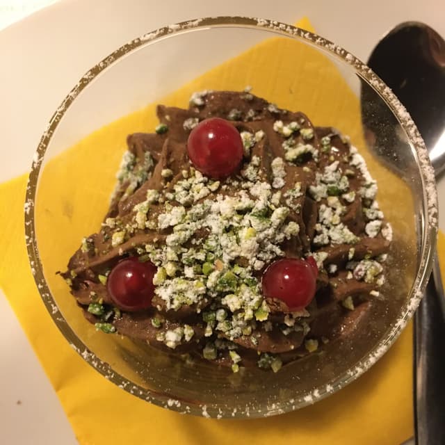 Foto del plato “Mousse al Cioccolato, Avocado e granella di Pistacchio”