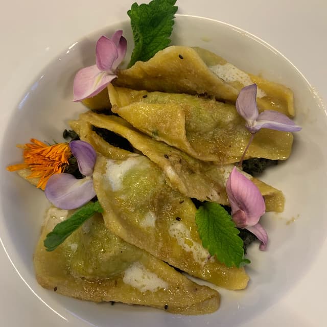 Foto del piatto “Ravioli ripieni di erbe su letto di ortiche”