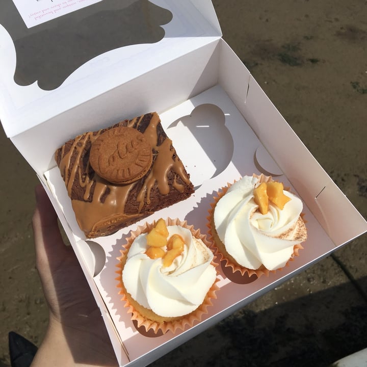 photo of The Iced Vegan Salted Caramel Cupcakes And Biscoff Brownie shared by @veganphoebe on  02 Dec 2020 - review