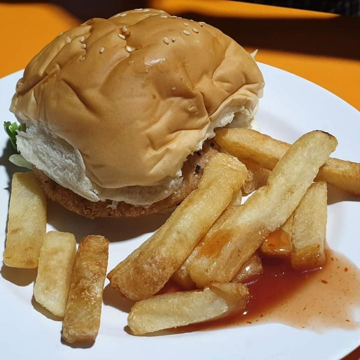 photo of 33 Vegetarian Food Vegan Chicken Burger shared by @angelica2603 on  08 Apr 2020 - review