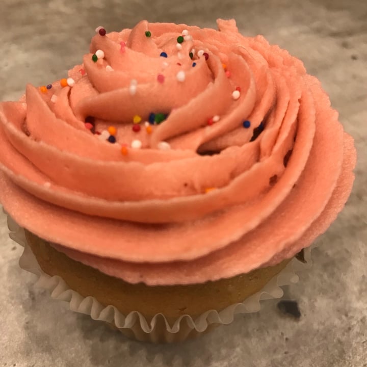photo of Jays Java & Juice Vanilla Cupcake with Strawberry Frosting shared by @sarahjeggle on  07 Apr 2021 - review