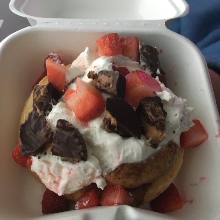 review photo of Cinnaholic Cinnamon Bun shared by @gallivantingpixie on 09 May 2020 - review