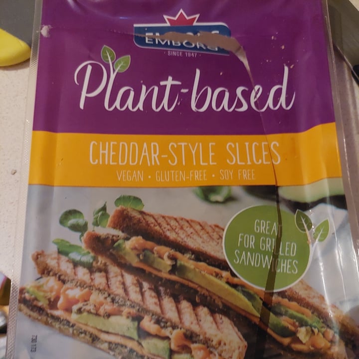 photo of Emborg Cheddar Style Dairy Free Slices shared by @mariavinhando on  04 Jun 2022 - review