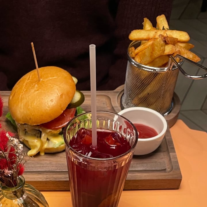 review photo of VEVAY Beyond Burger shared by @dielle on 15 Mar 2022 - review