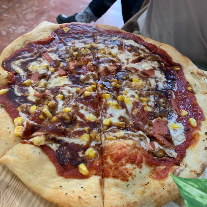review photo of Pura Vida Vegan Bar (Santa y Pura) Pizza barbacoa shared by @srta-marta on 26 Apr 2022 - review