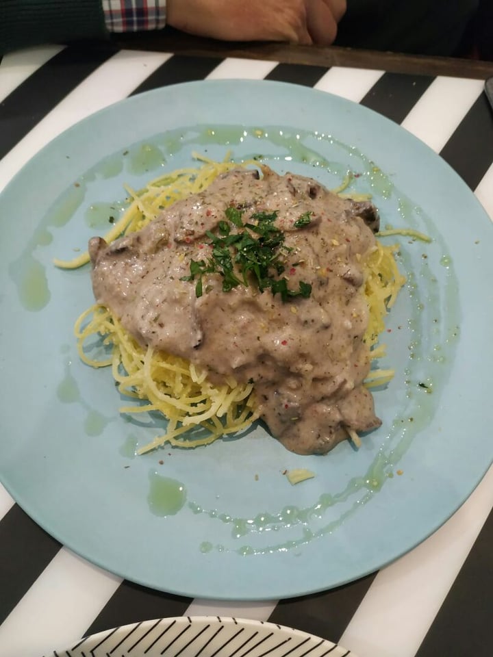 review photo of El Enano Verde Spaghetti strogonoff con champiñones shared by @mayteacuna on 18 Nov 2019 - review