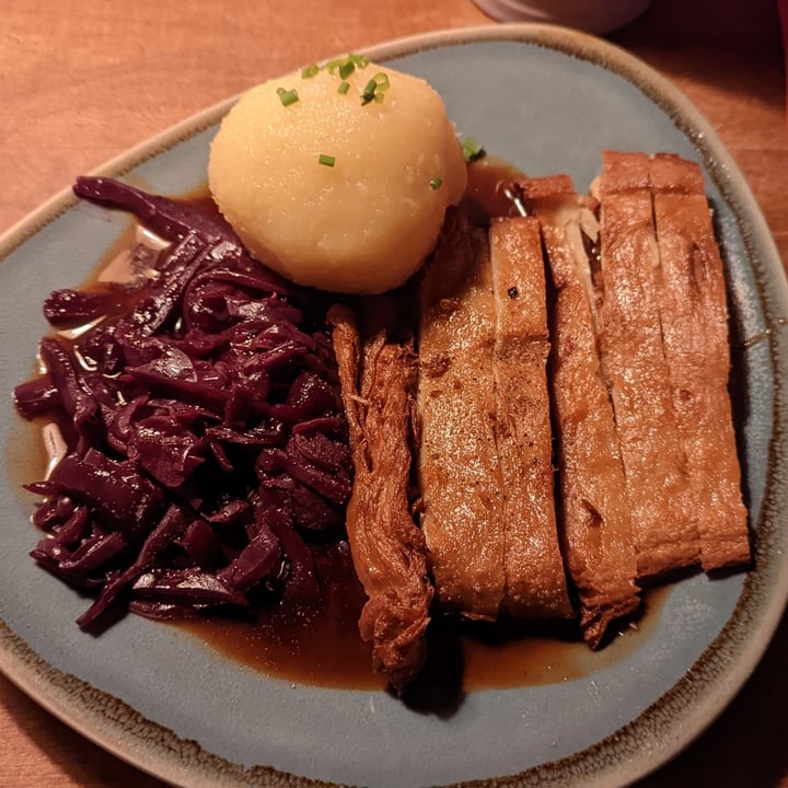 photo of bodhi | Ulm Knuspersojasteak mit Apfelrotkohl, Knödel und Dunkelbiersoße shared by @mrdevlorx on  21 Oct 2022 - review