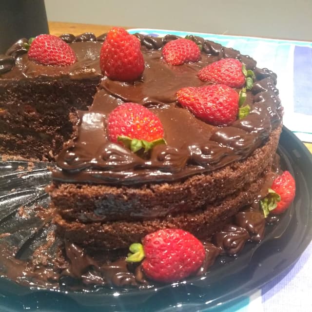 Photo of the dish “Bolo de Chocolate Com Morango Feito Com Abacate”