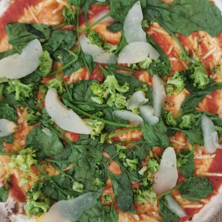 photo of Rote Soße - make pizza not war Vegan Pizza Con Peras shared by @identidadviajera on  08 Sep 2020 - review
