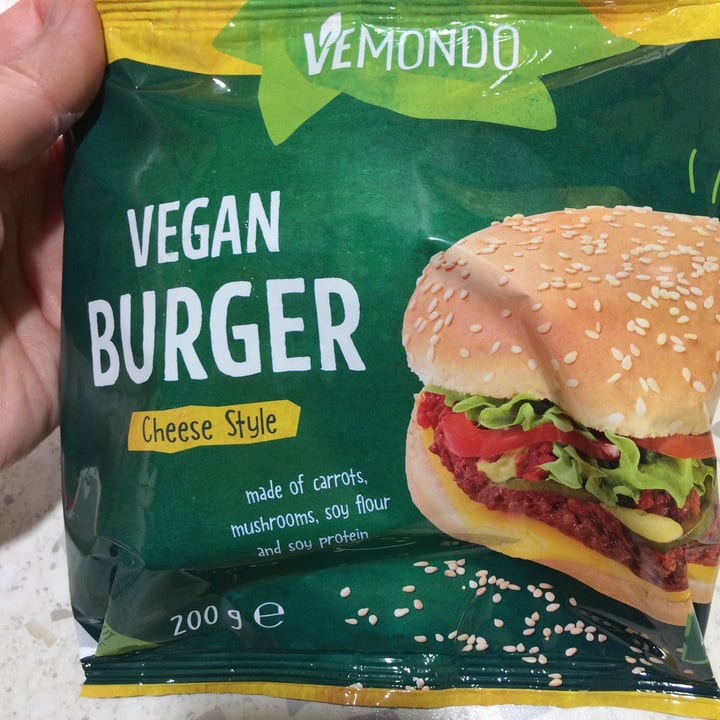 photo of Vemondo Burger Vegan Cheese Style shared by @coloratantonella on  19 Aug 2021 - review
