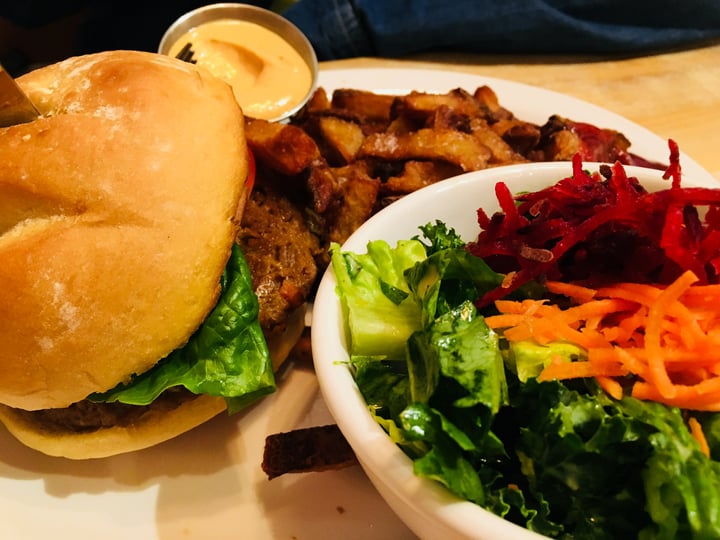 review photo of MeeT in Yaletown The Beyond Burger shared by @debbieeatsplants on 16 Apr 2018 - review
