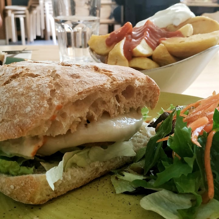review photo of Entre Pedras Café Bar Vegano Burger de frutos secos shared by @luuunana on 28 May 2021 - review