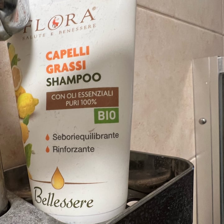 photo of Flora Shampoo capelli grassi shared by @sarouh on  11 Apr 2022 - review