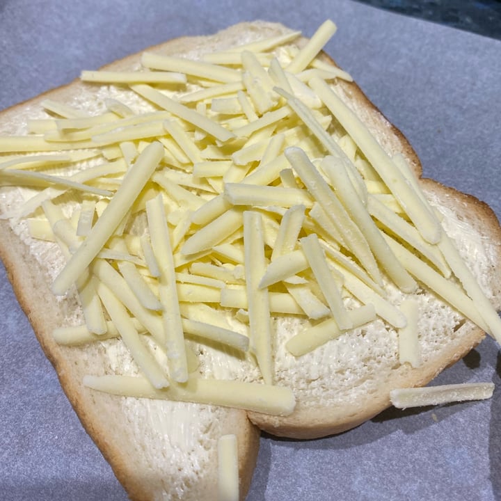 photo of Made With Plants Dairy Free Shredded Cheddar  shared by @arianemeschiatti on  25 Jul 2022 - review