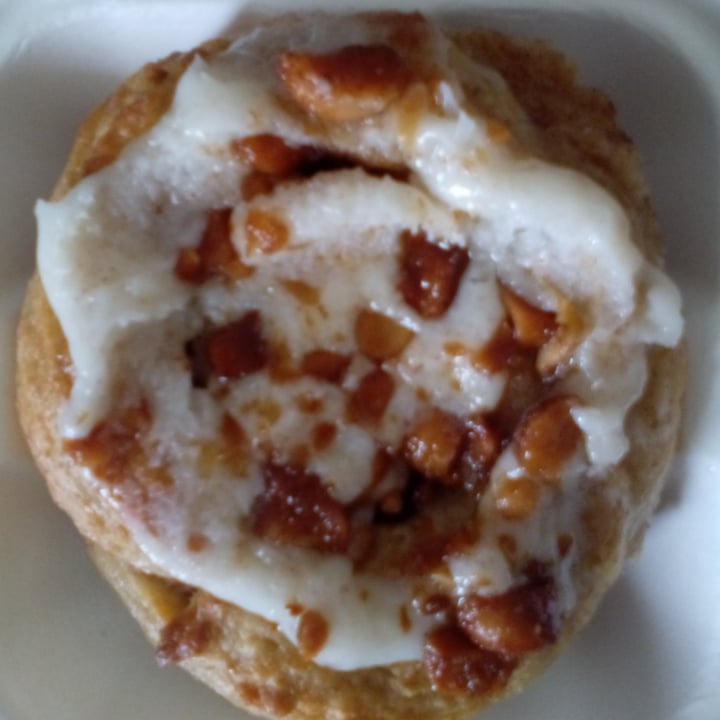 photo of Vegan City Hawaii Apple Cinnamon Roll shared by @feelideal on  04 Oct 2021 - review