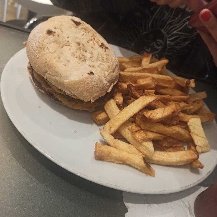 review photo of Loving Hut Hamburguesa big love shared by @claguer on 19 Sep 2022 - review