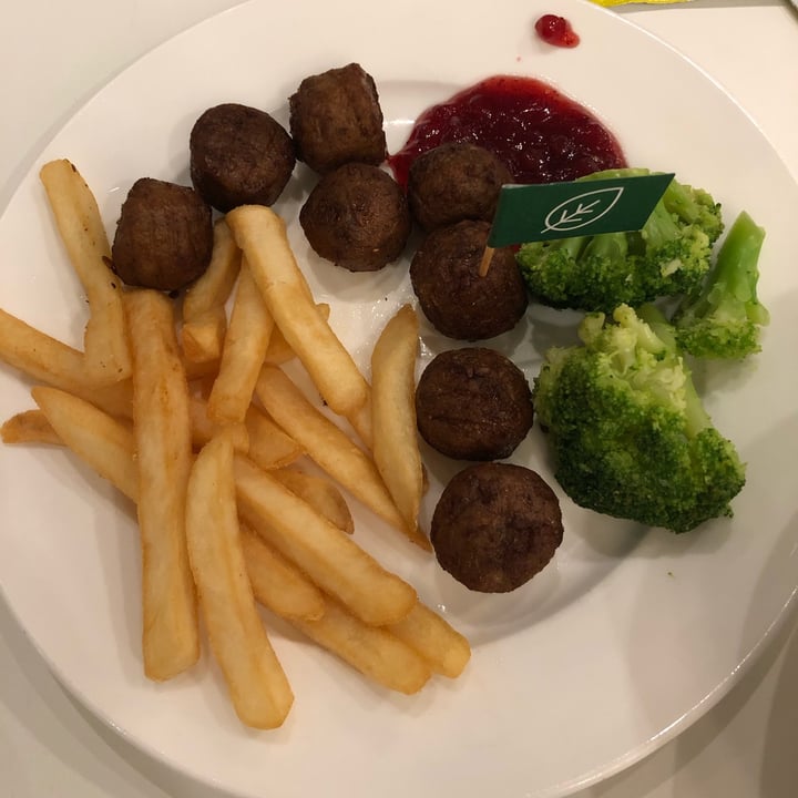 photo of IKEA Alexandra Plant balls with fries (veganised) shared by @meltingpotatoes on  12 Nov 2021 - review