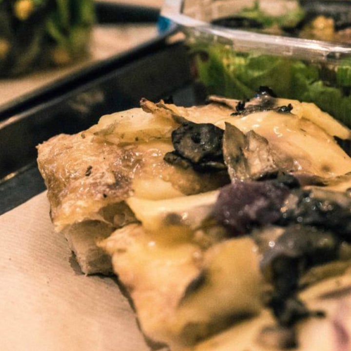 review photo of Hank Pizza Truffle cream, potato, spinach and roasted hazelnuts pizza shared by @zaza612 on 11 May 2020 - review