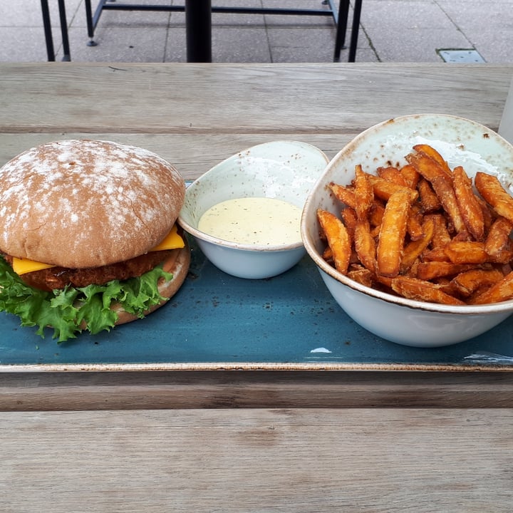 photo of HANS IM GLÜCK Burgergrill & Bar Mittagsmenü mit Burger "Wolpertinger", Süßkartoffelpommes und Knoblauchsoße shared by @bluesoul on  22 Aug 2020 - review