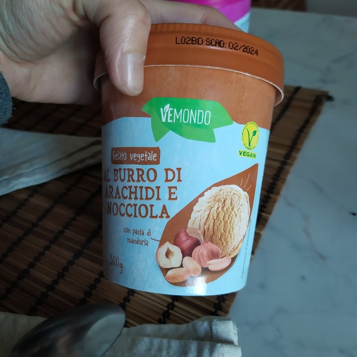 photo of Vemondo Gelato al burro di arachidi e nocciola shared by @veganaligure on  10 Apr 2022 - review