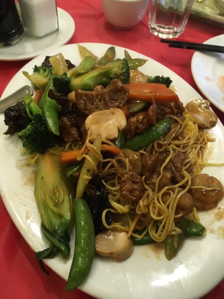 review photo of Lotus Pond Vegetarian Restaurant House Special Chow Mien shared by @jenee on 18 Feb 2019 - review
