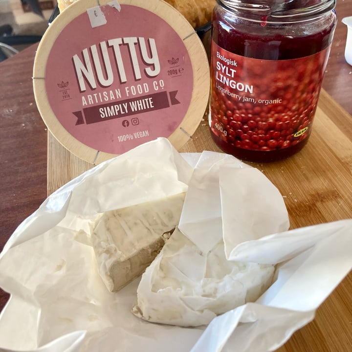 photo of Nutty Artisan Foods Simply White Camembree shared by @asiayportia on  03 Jan 2022 - review