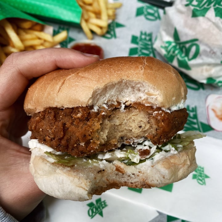 photo of Oowee Vegan Fried chicken burger shared by @recipesandplaces on  18 Feb 2022 - review
