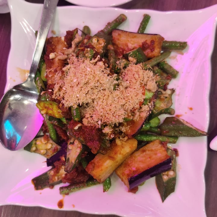 photo of New Fut Kai Vegetarian Restaurant Sambal Brinjal, Okra, Long Bean And Petai shared by @lazula14 on  28 Feb 2022 - review